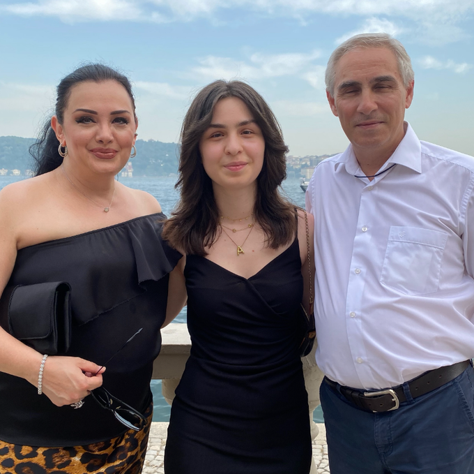 Esra Ceyhan'ın Kızının Mezuniyet Pozu