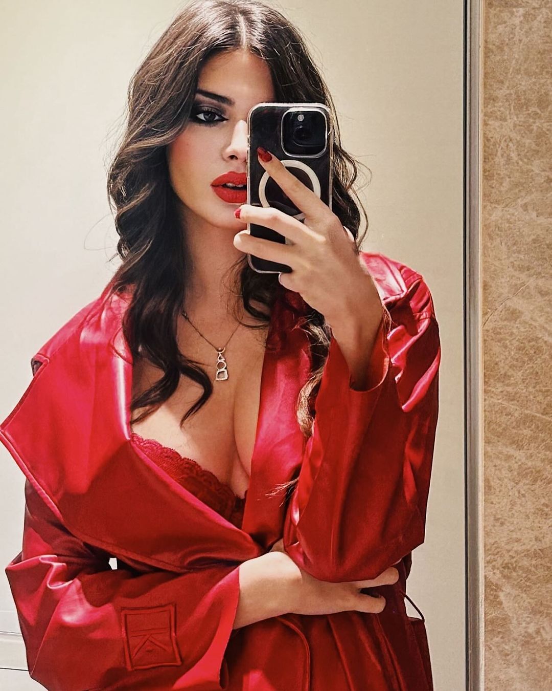 Defne Samyeli’nin Kızlarından ‘Cadılar Bayramı’ Kutlaması. Derin, Şeytan Kostümü Giydi. Ablası Deren De Kara Melek Oldu. (1)-1