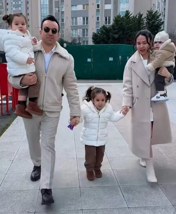 Özlem Öz Ve Ailesi