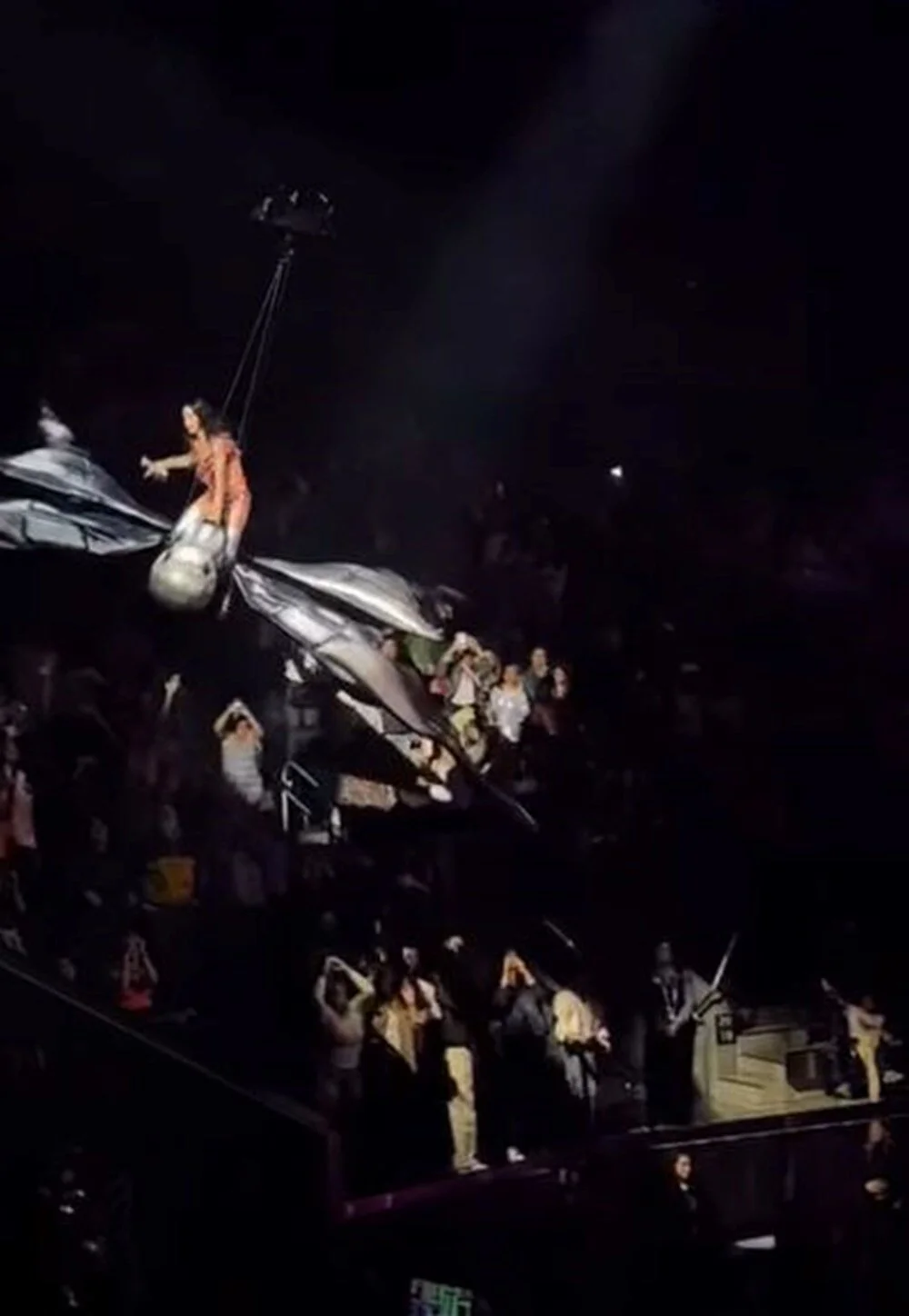 Katy Perry Düşme Tehlikesi Yaşadı
