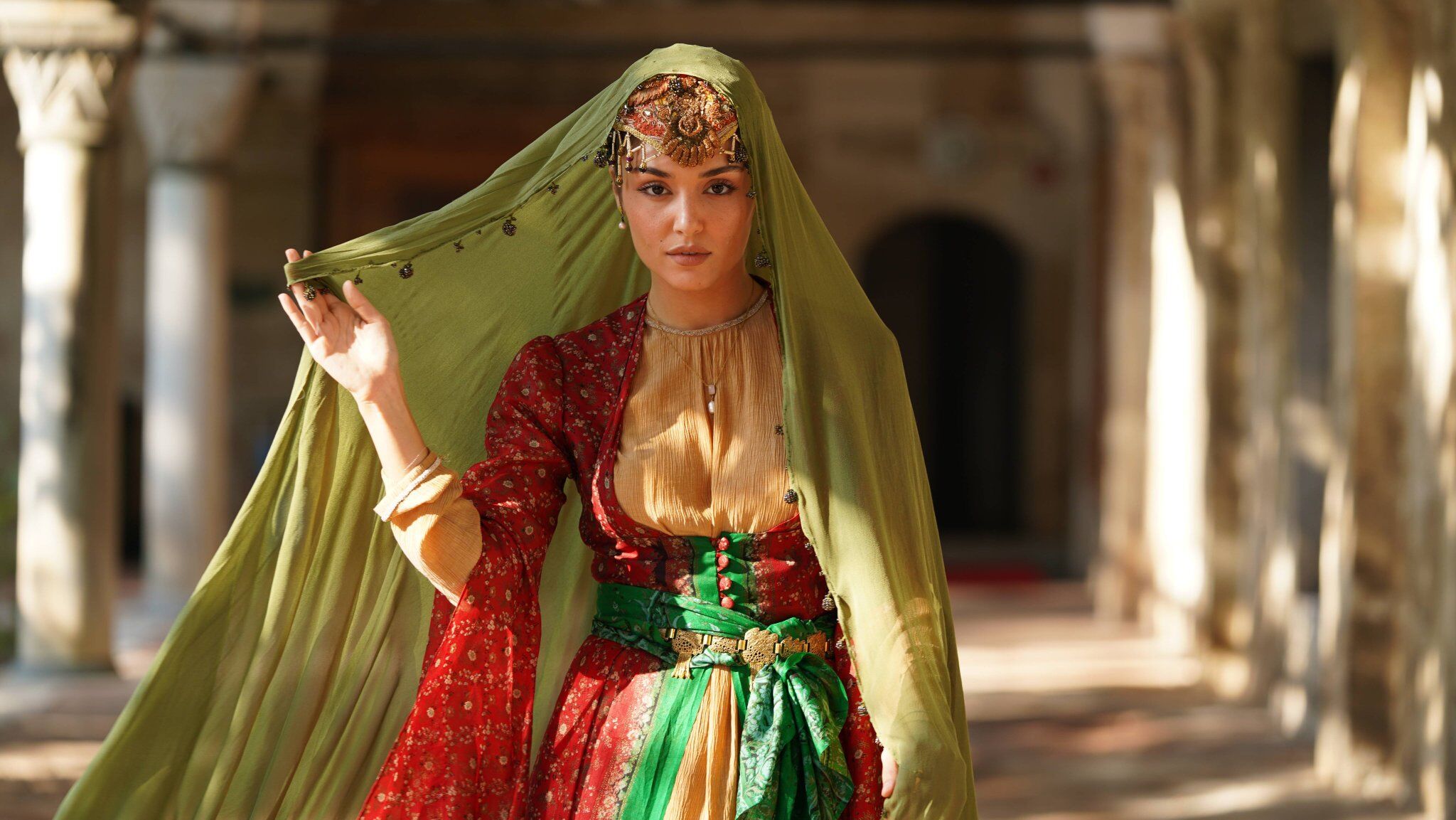 Hande Erçel (1)-3
