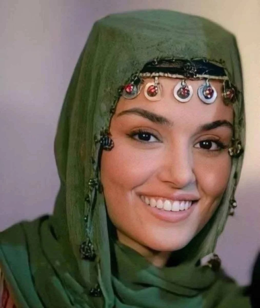 Hande Erçel (1)-4