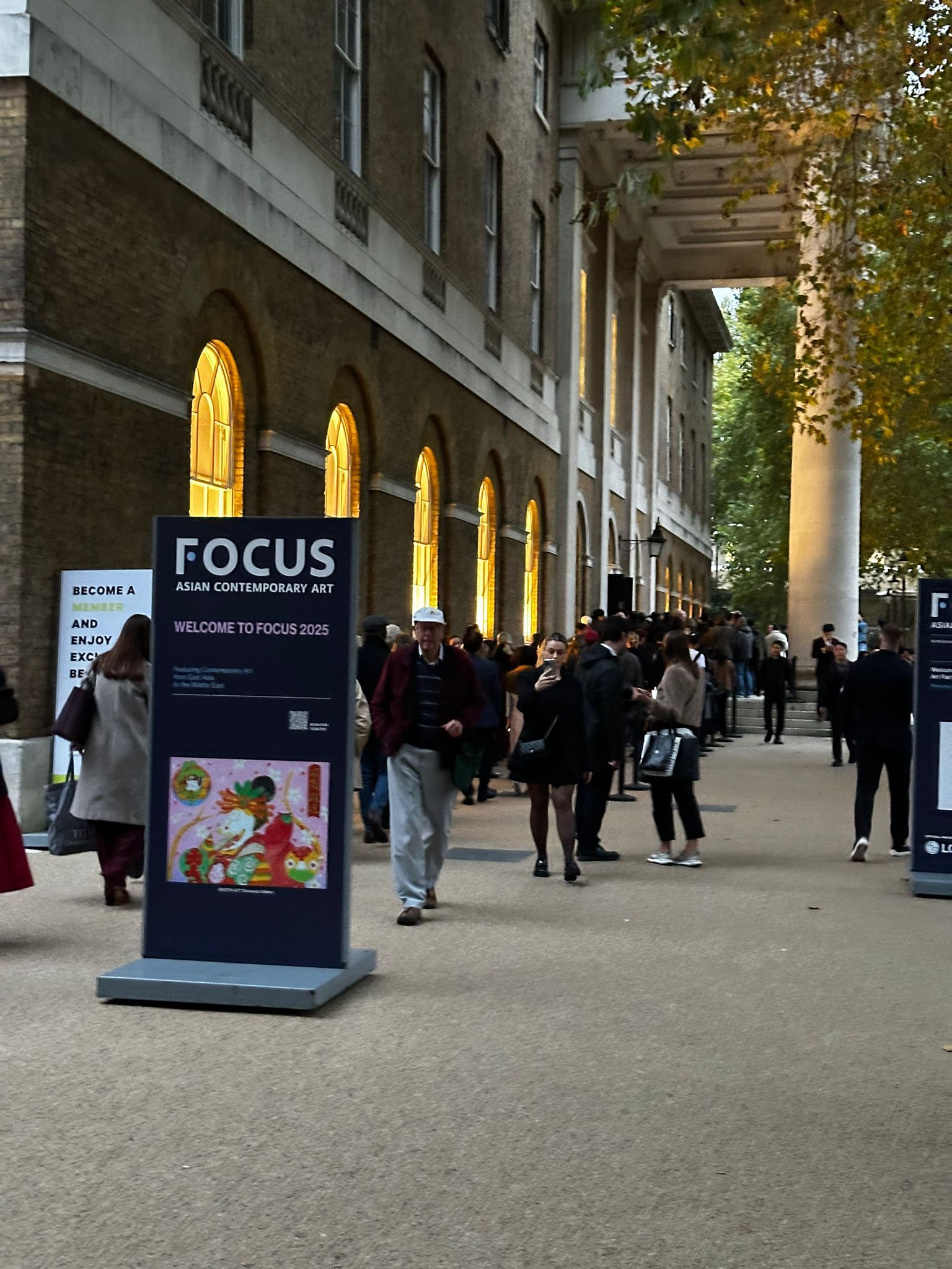 Focus Art Fair London 2025’In Açılışı Sırasında, Yaklaşık 200 Metre Uzunluğunda Bilet Kuyruğu Oluştu (2)