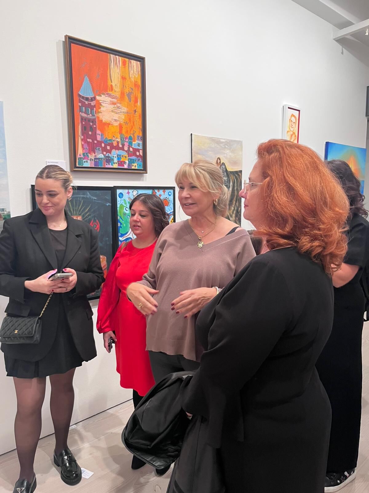 Focus Art Fair London 2025’In Açılışı Sırasında, Yaklaşık 200 Metre Uzunluğunda Bilet Kuyruğu Oluştu (3)