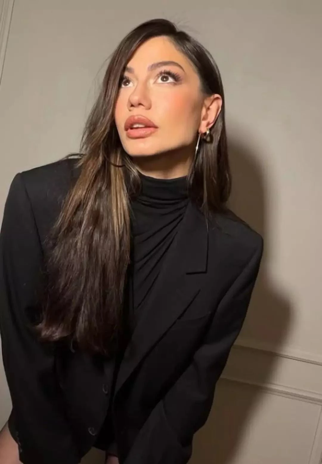 Demet Özdemir'den Yeni Yaşına Özel İddialı Pozlar (1)