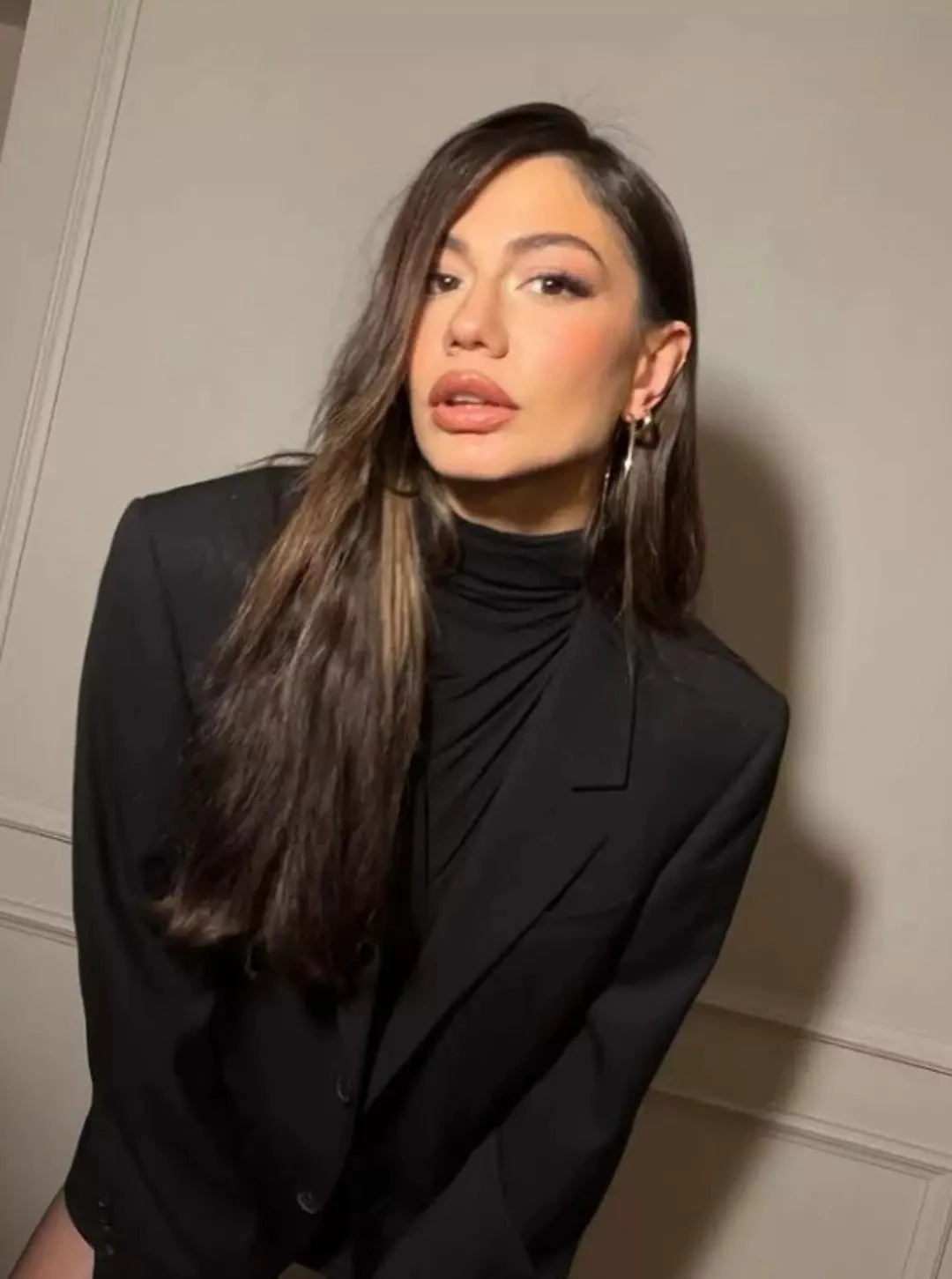 Demet Özdemir'den Yeni Yaşına Özel İddialı Pozlar (3)
