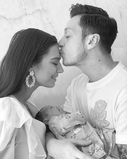 Mesut Özil Ve Amine Gülşe Ailesi Büyüyor! Üçüncü Bebek Dünyaya Geldi (2)