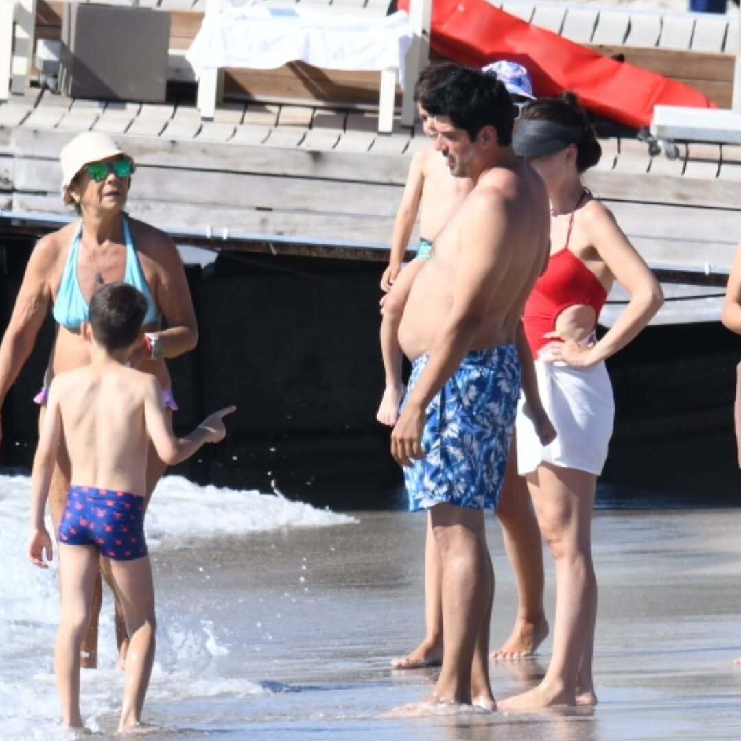 Burak Özçivit'in Bodrum Keyfi Olay Yarattı! Göbeği Dikkatlerden Kaçmadı (1)