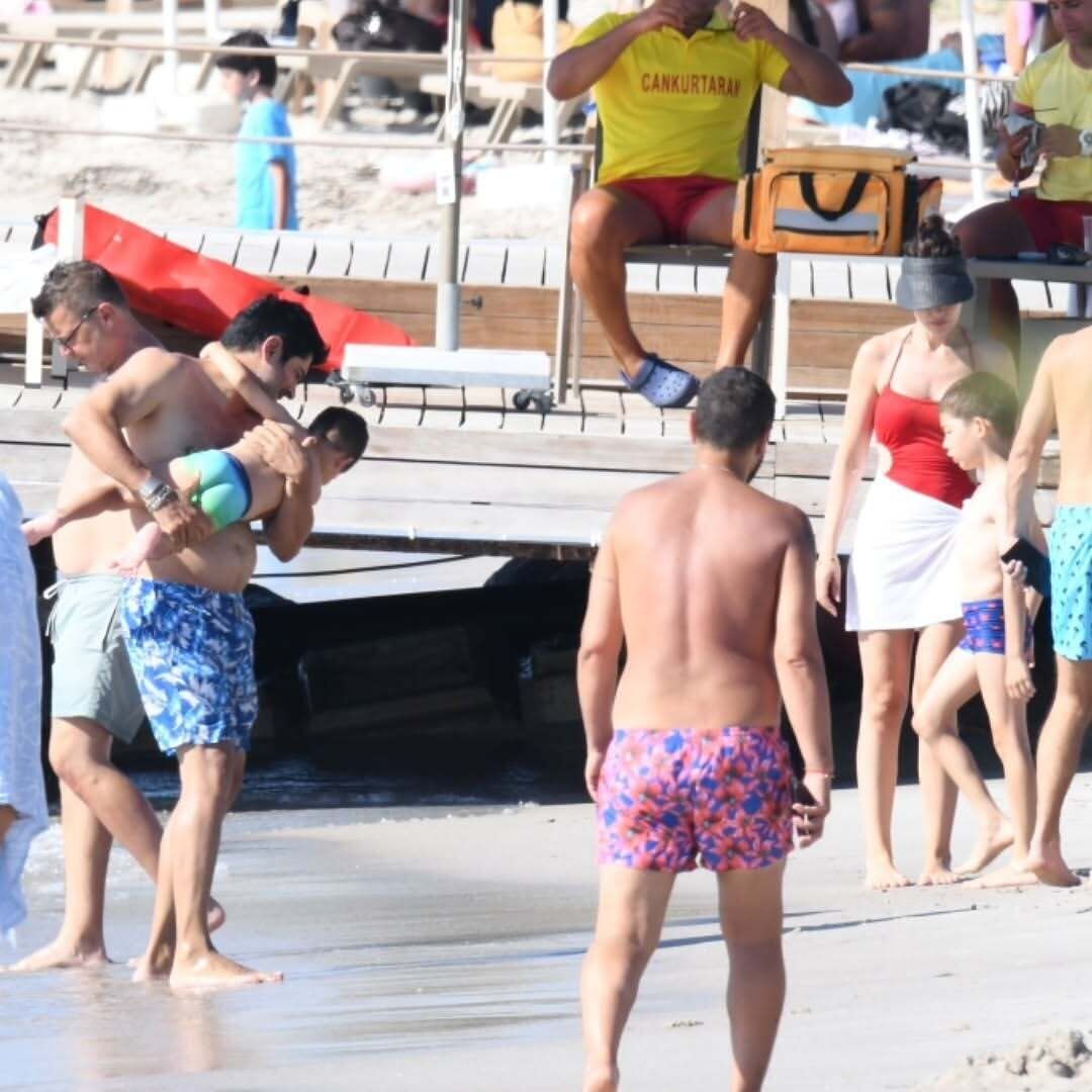 Burak Özçivit'in Bodrum Keyfi Olay Yarattı! Göbeği Dikkatlerden Kaçmadı (2)