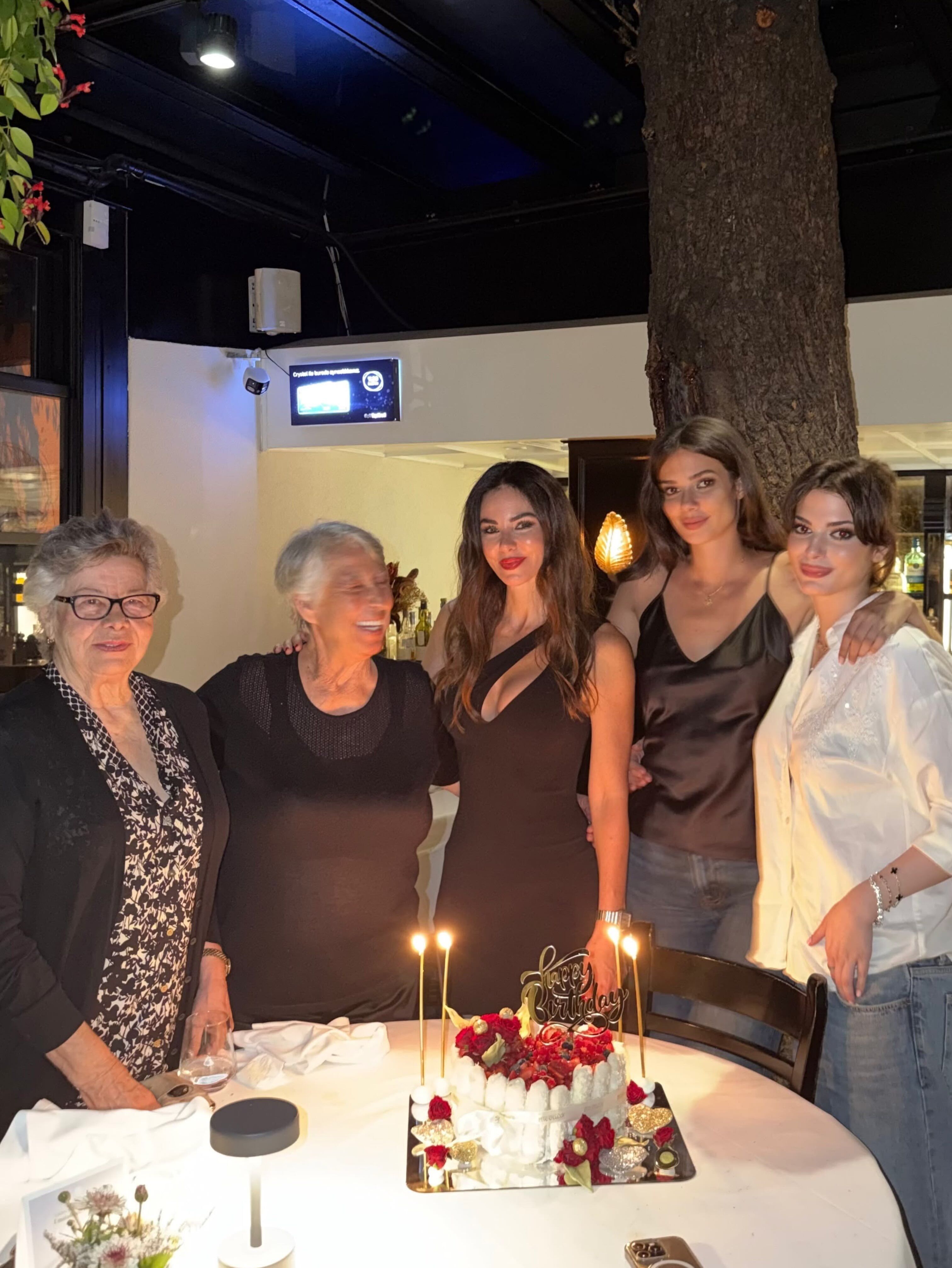 Defne Samyeli'ne 54. Yaş Sürprizi! Kutlamadan Kareler Geldi (1)