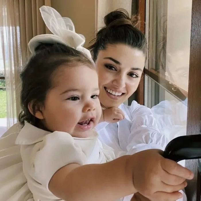 Hande Erçel Ve Yeğeni