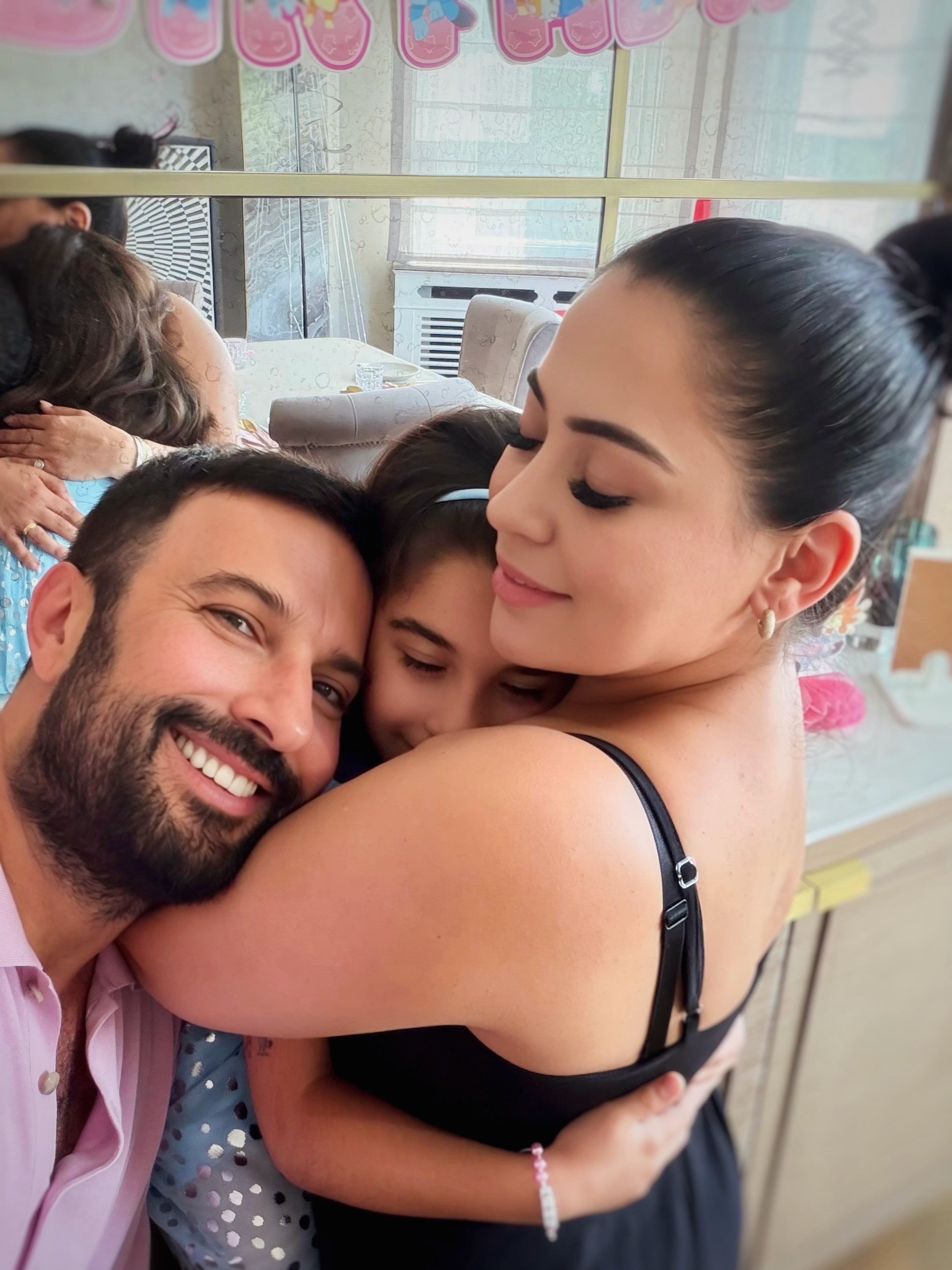 Tarkan Ve Ailesi