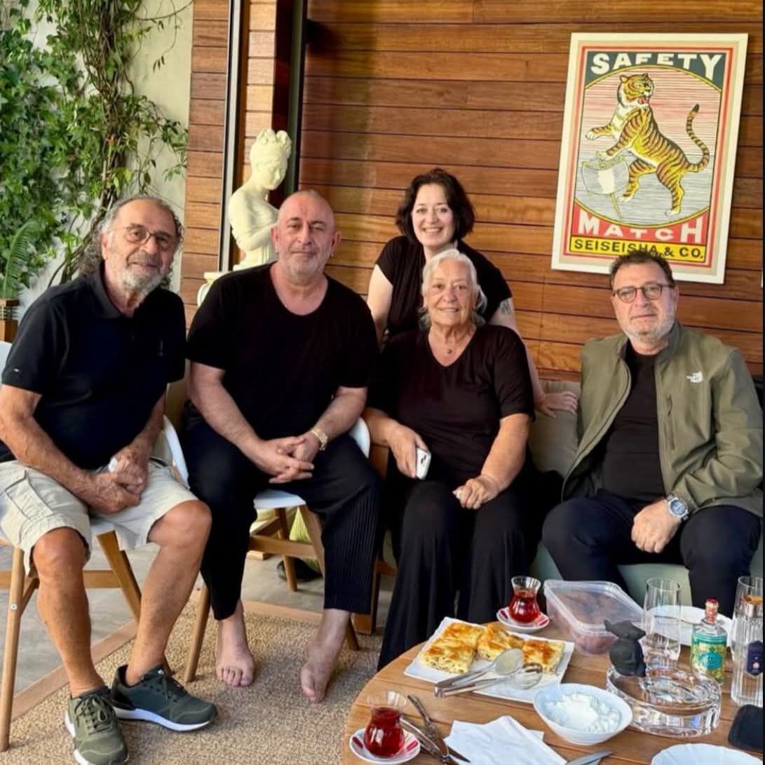 Cem Yılmaz Taburcu Ve Ailesi 2